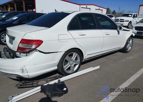 2010 Mercedes-Benz C 300 Luxury/Sport z USA, uszkodzony, nr VIN WDDGF5EB9AR095682